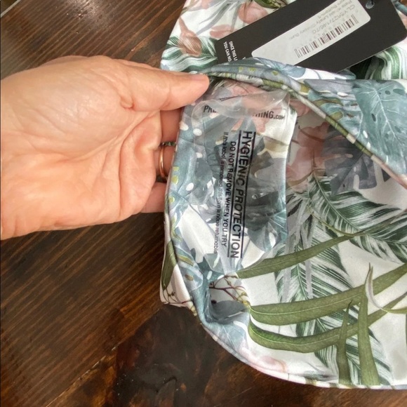 Pretty little thing Hawaiian bikini set and skirt - Picture 8 of 11